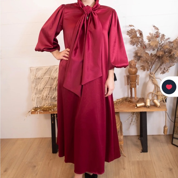 Elegant Red Midi Dress with Bow - Picture 4 of 9